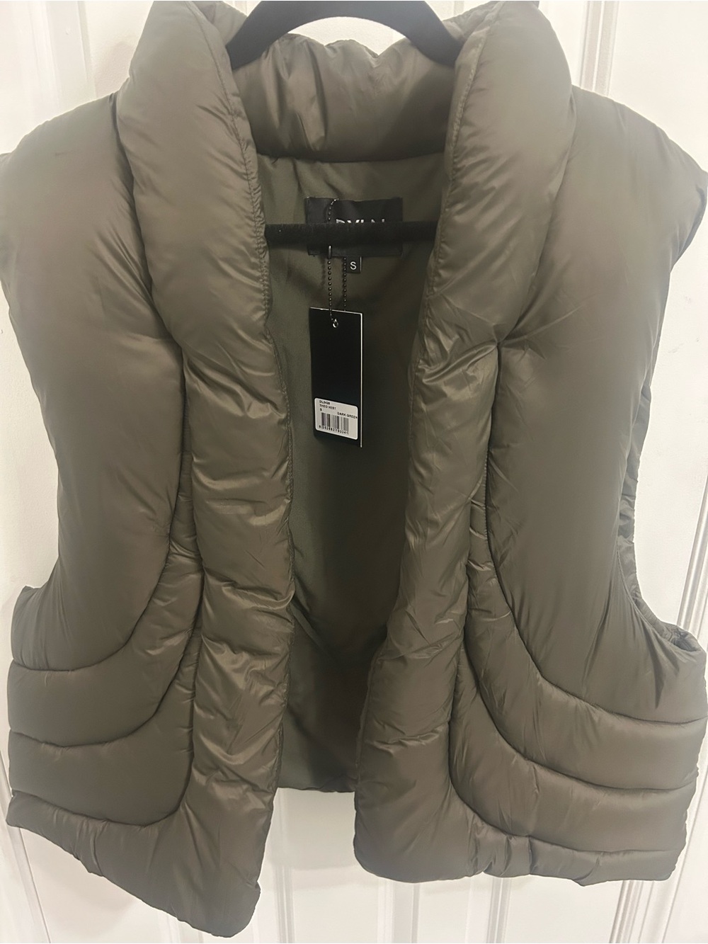 💚 BY.DYLN Theo Wavy Quilted Puffer Vest Olive Green - Picture 2 of 9